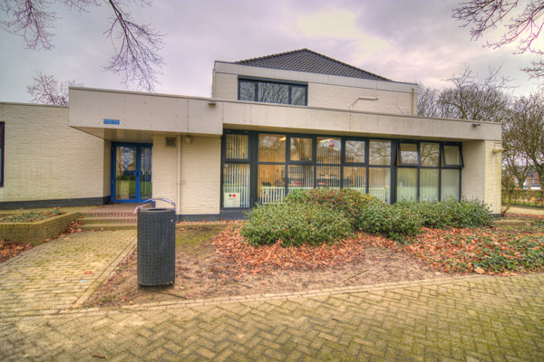 overleg met vrouwelijke klant op het kantoor van allmedialab webdesign uit Limburg
